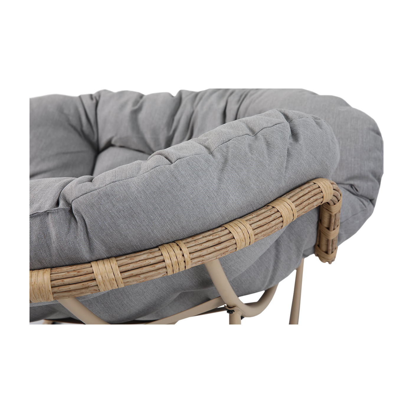 Widok na jasno szare poduszki i stelaż z technorattanu okrągłego