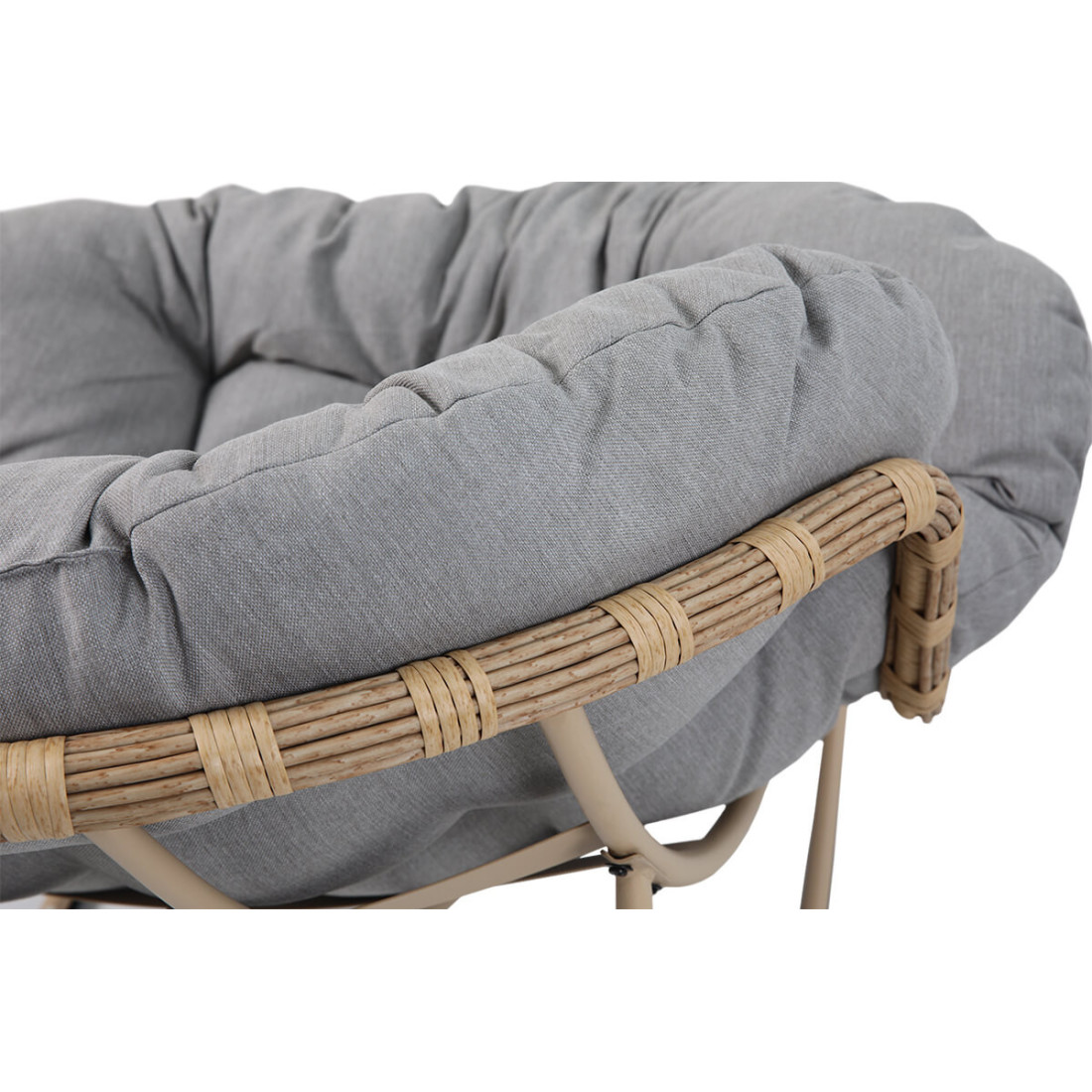 Widok na jasno szare poduszki i stelaż z technorattanu okrągłego