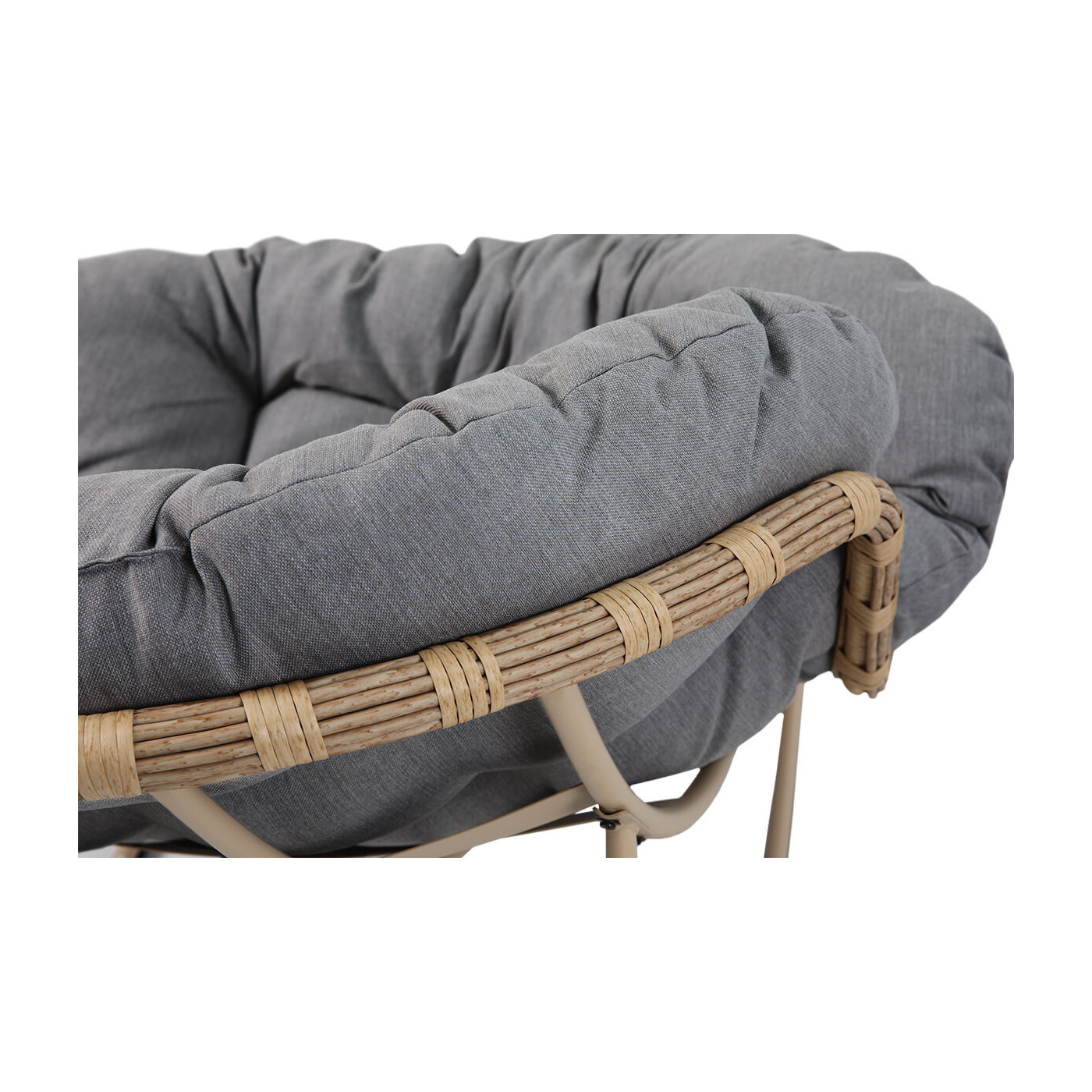 Widok na szare poduszki i stelaż z technorattanu okrągłego