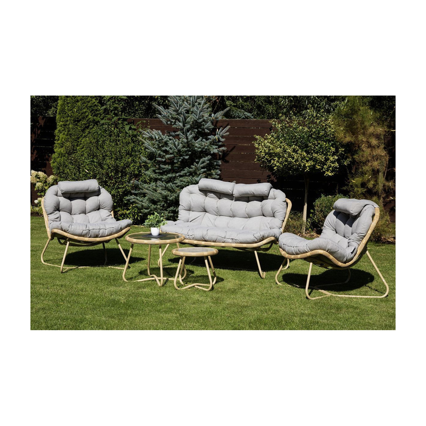 Aranżacja sofy, foteli i stolików z zestawu RODOS CAFFE Natural/Light Grey na tarasie