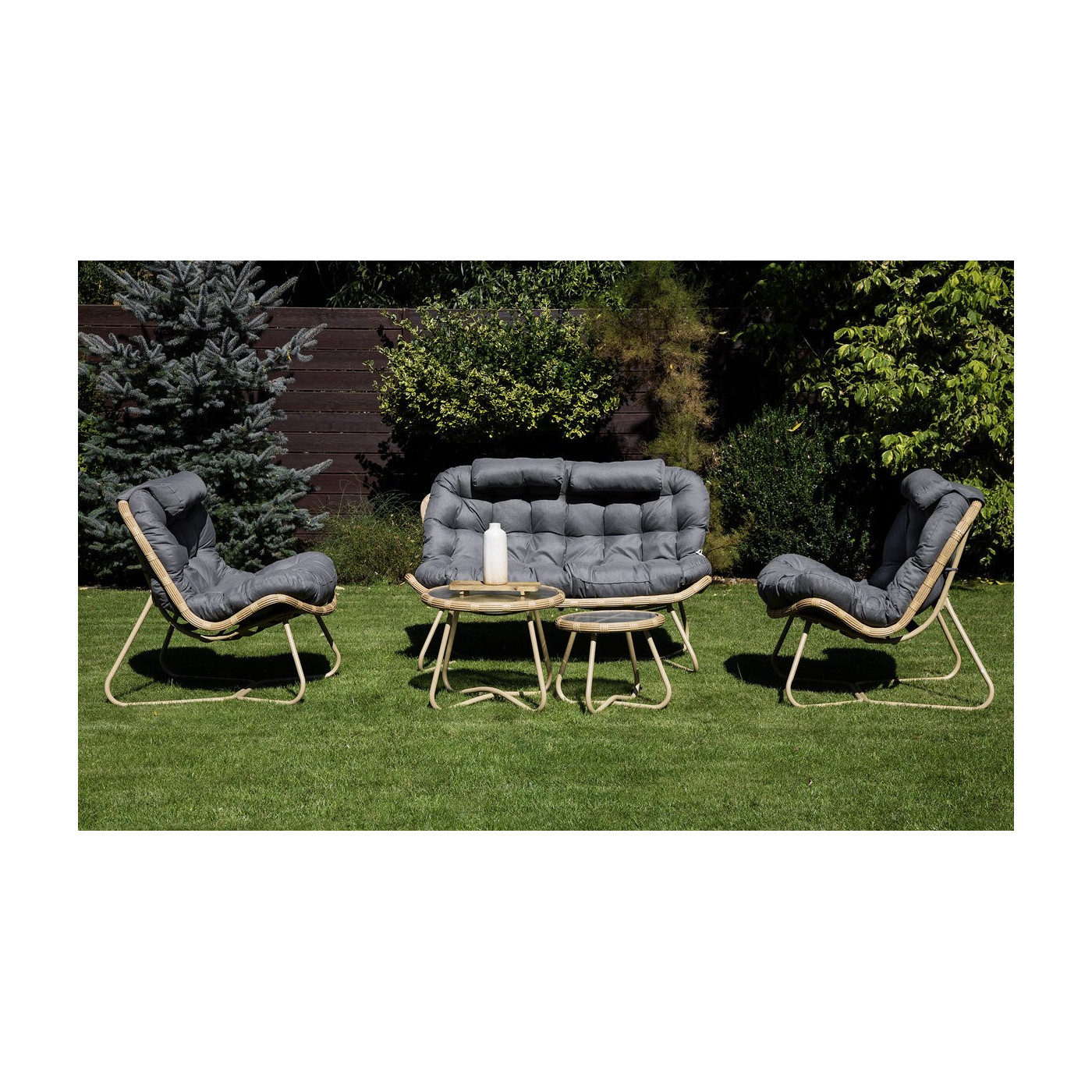 Aranżacja sofy, foteli i stolików z zestawu RODOS CAFFE Natural/Grey