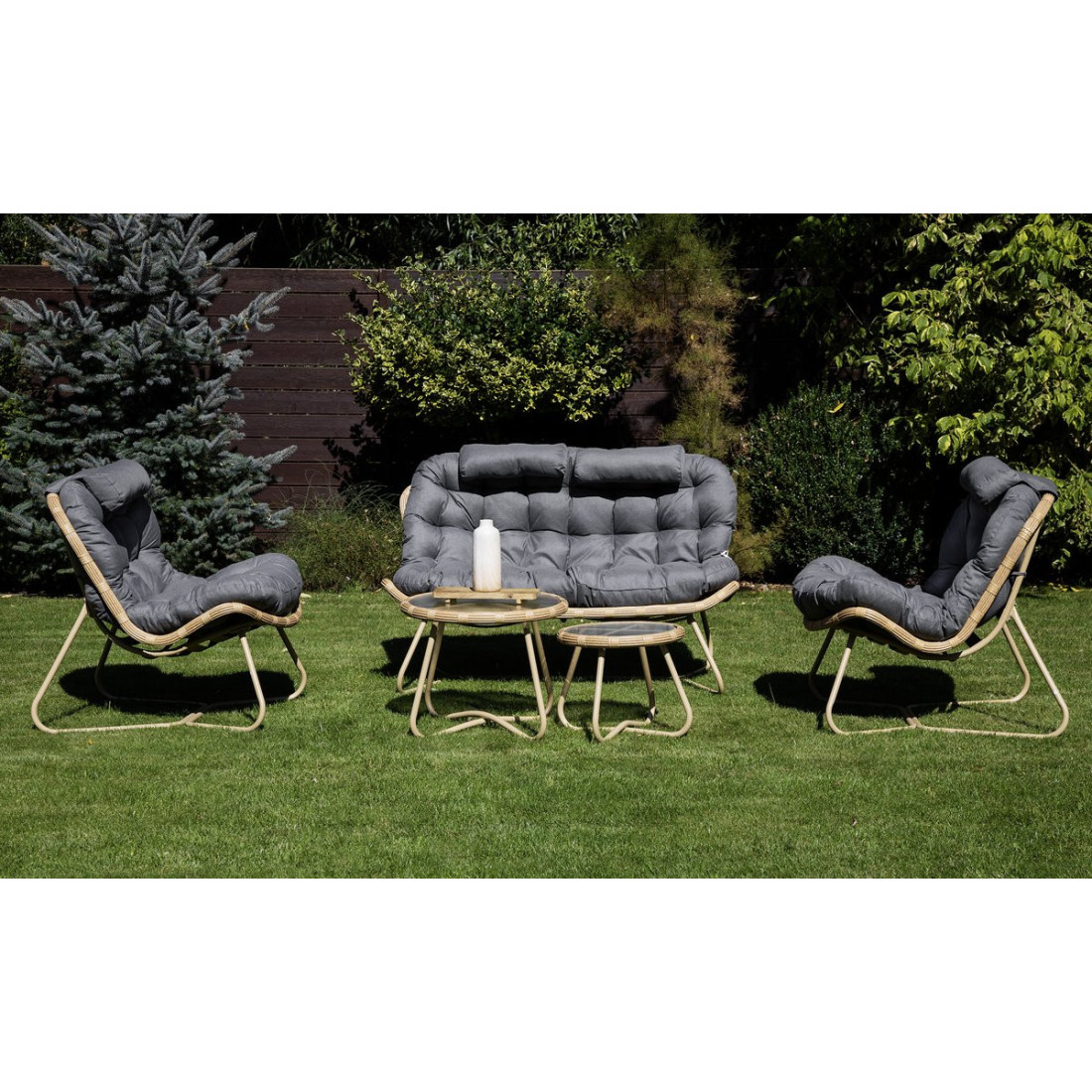 Aranżacja sofy, foteli i stolików z zestawu RODOS CAFFE Natural/Grey