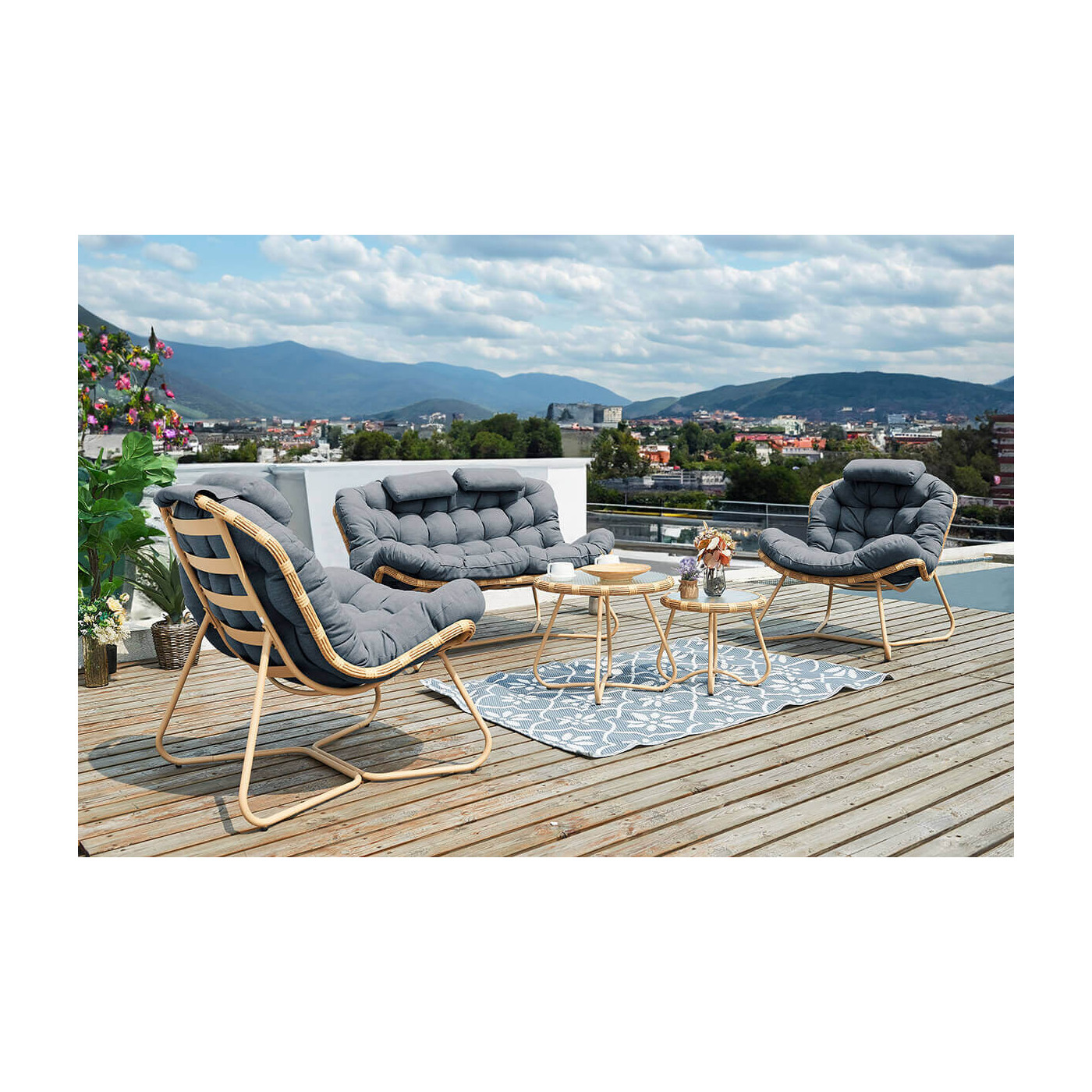 Aranżacja mebli na tarasie, w tle miasto i góry