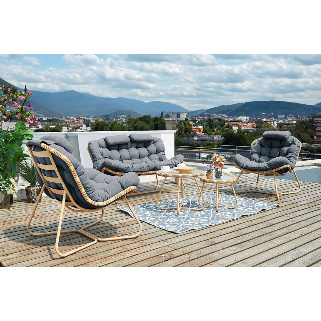 Aranżacja mebli na tarasie, w tle miasto i góry