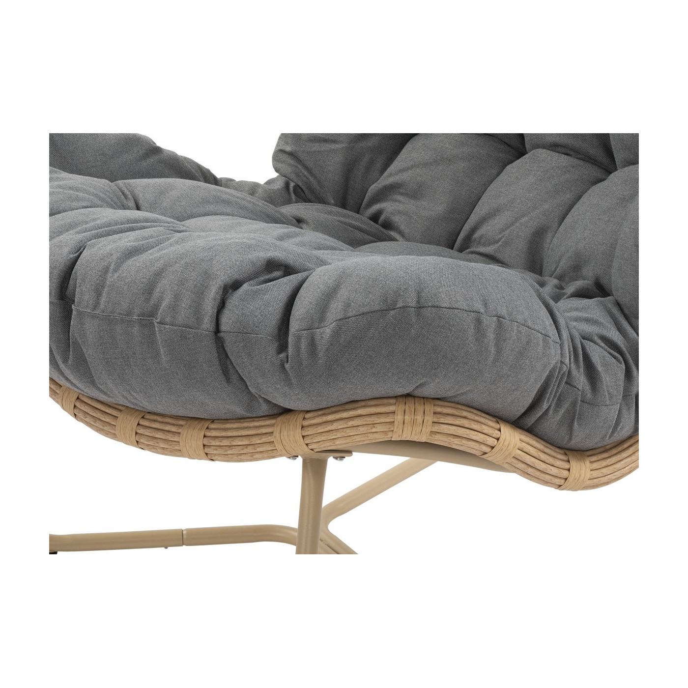 zbliżenie na grube poduszki w foteleu z zestawu rodos