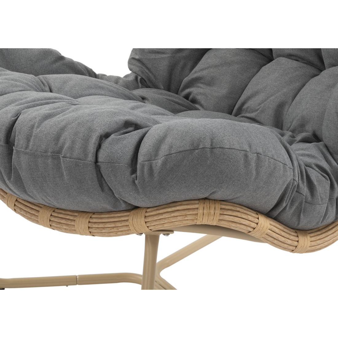 zbliżenie na grube poduszki w foteleu z zestawu rodos