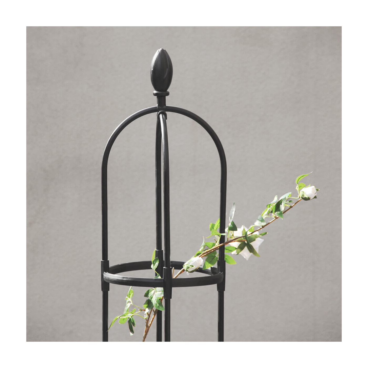 Zbliżenie na czubek/szczyt stojaka pergoli na róże