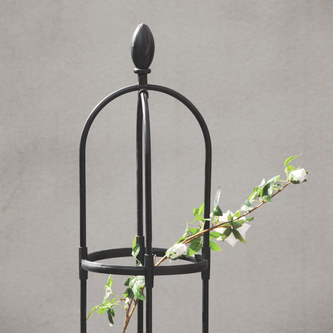 Zbliżenie na czubek/szczyt stojaka pergoli na róże