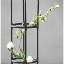Czarny stojak wspierający rozwój roślin