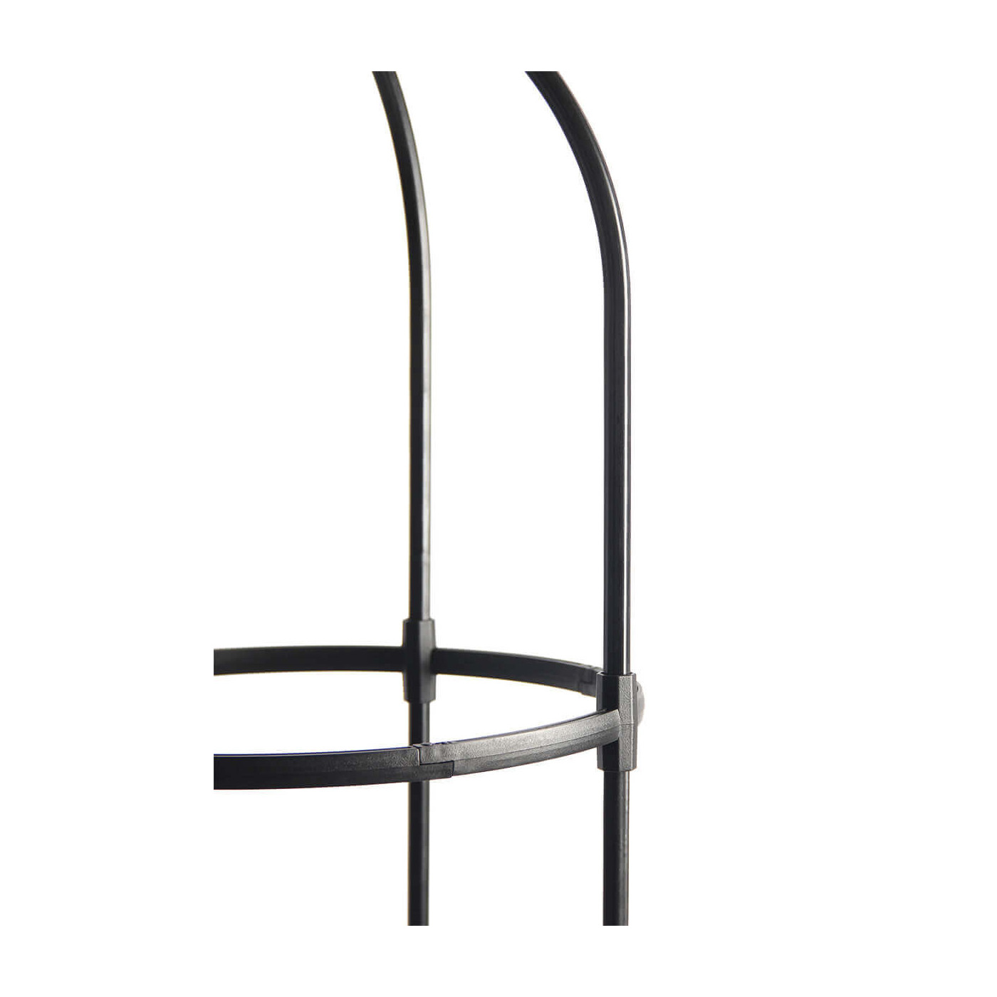 Zbliżenie na wyprofilowane krawędzie i gładką powierzchnię rur