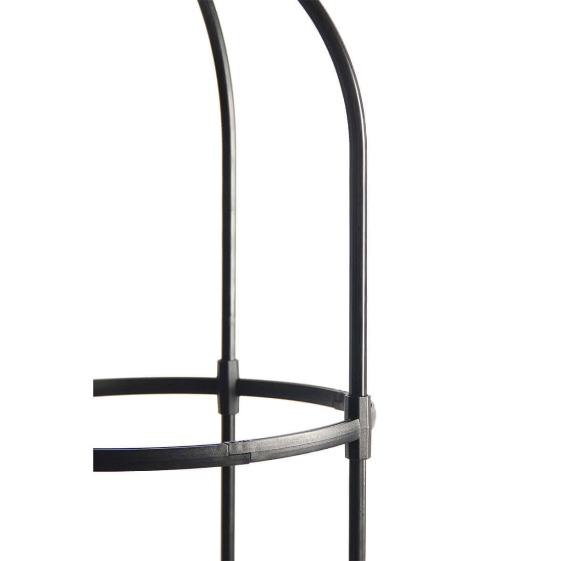 Zbliżenie na wyprofilowane krawędzie i gładką powierzchnię rur