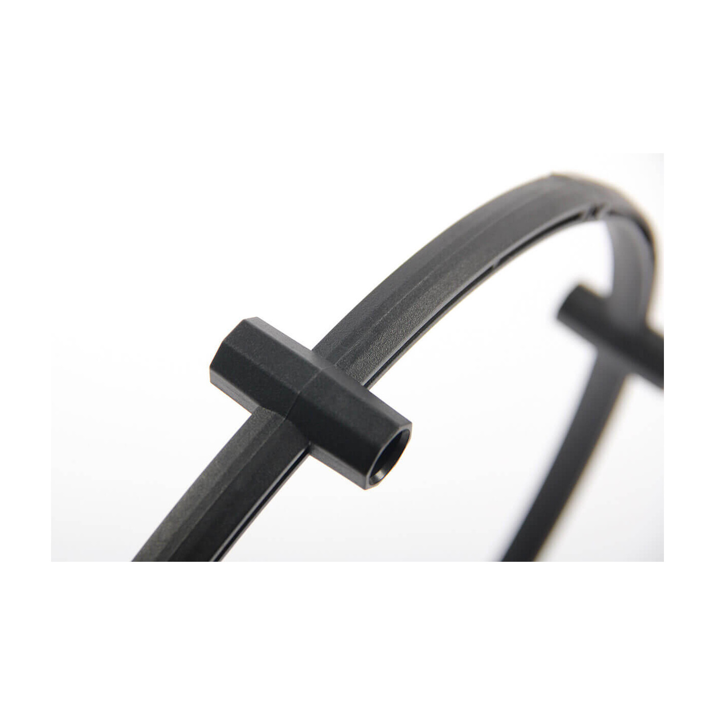 Zbliżenie na wyprofilowaną krawędź elementu od pergoli na rośliny