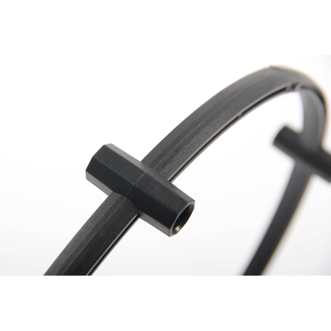 Zbliżenie na wyprofilowaną krawędź elementu od pergoli na rośliny