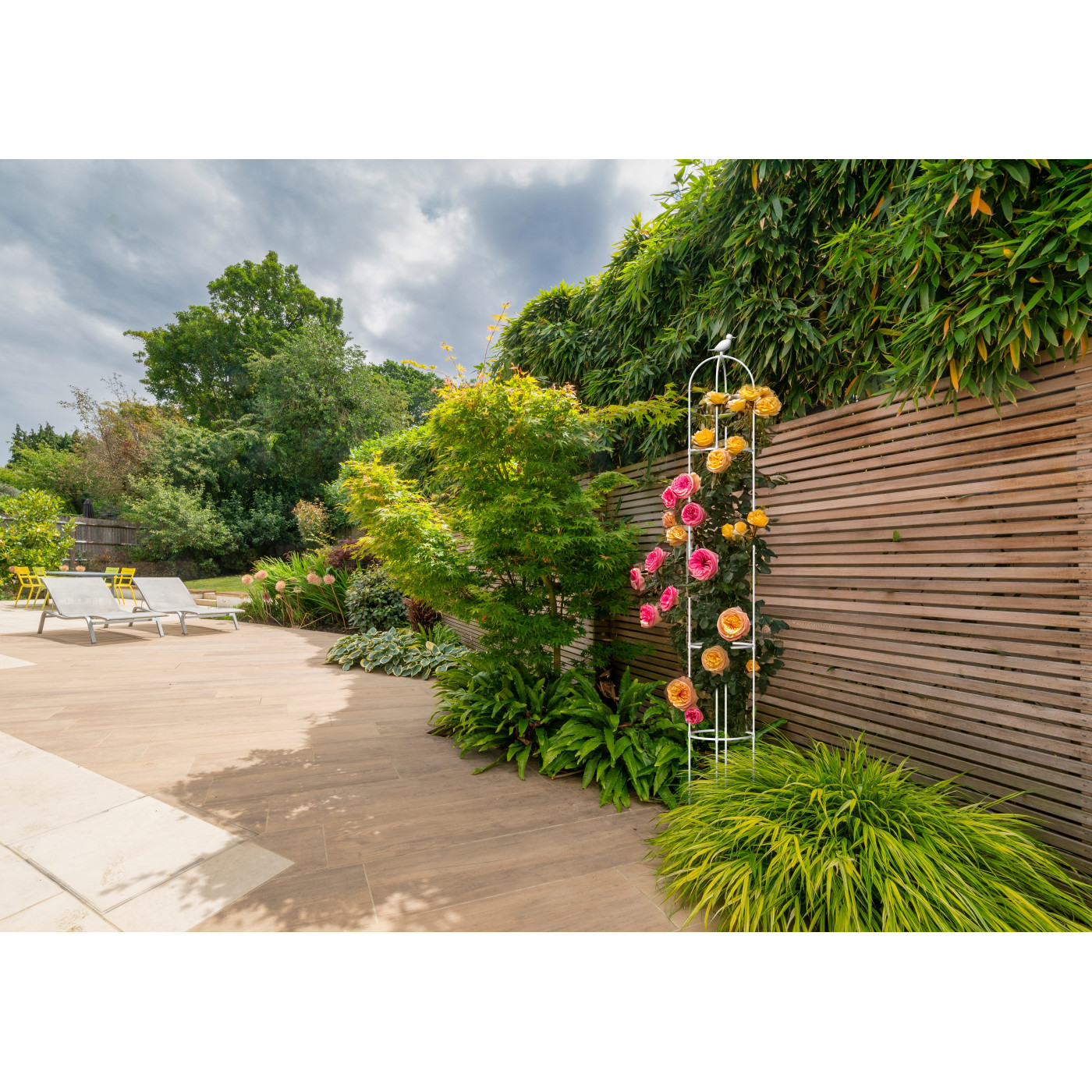 Aranżacja Biała pergola na róże, wys. 210cm, metalowa - Cultivo w ogrodzie przy płocie