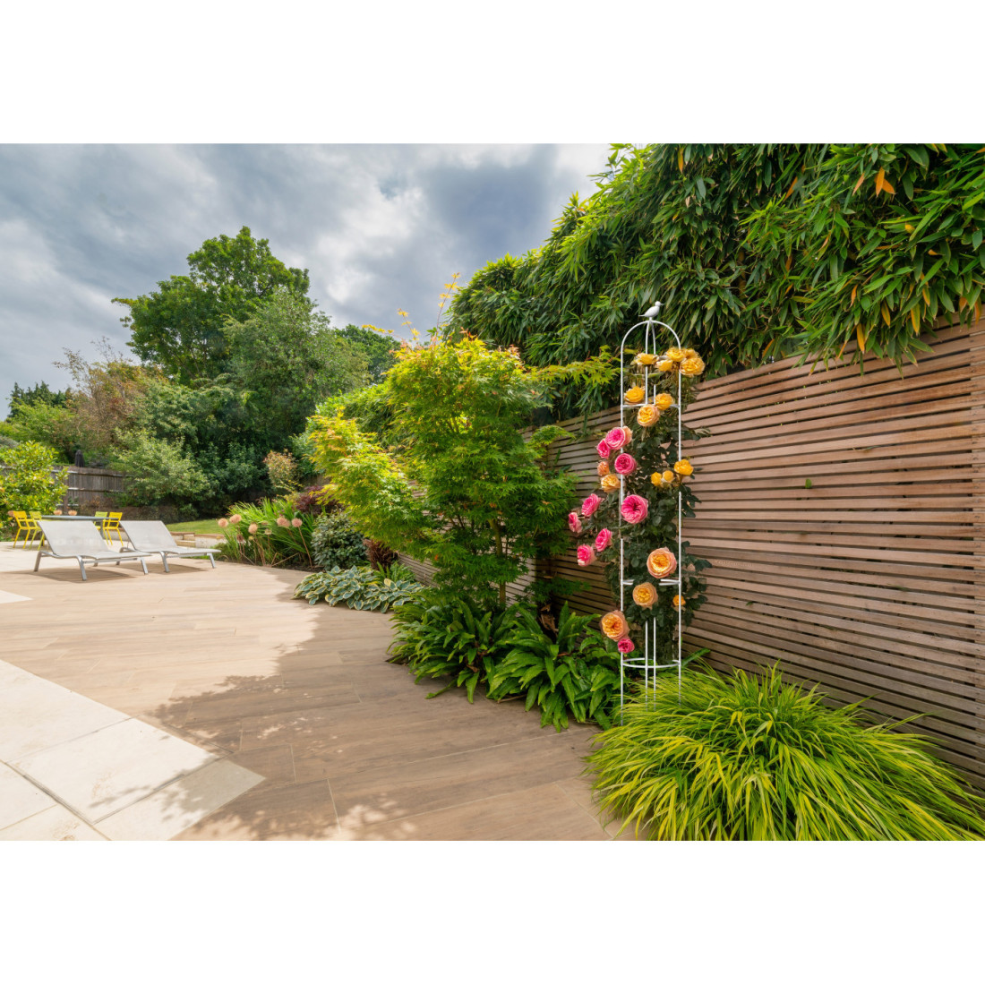 Aranżacja Biała pergola na róże, wys. 210cm, metalowa - Cultivo w ogrodzie przy płocie