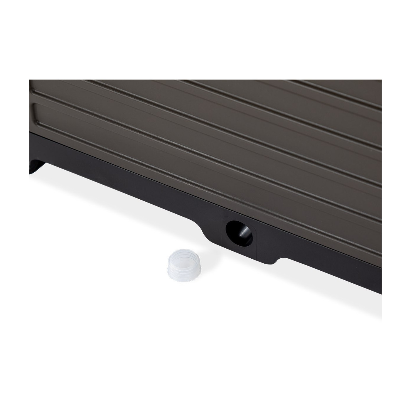 odpływ wody z skrzyni na kwiaty w pergoli