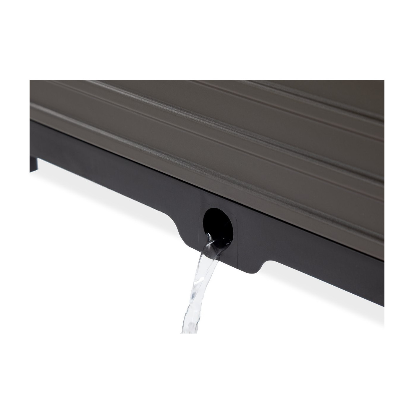 woda wypływająca z odpływu skrzyni na kwiaty