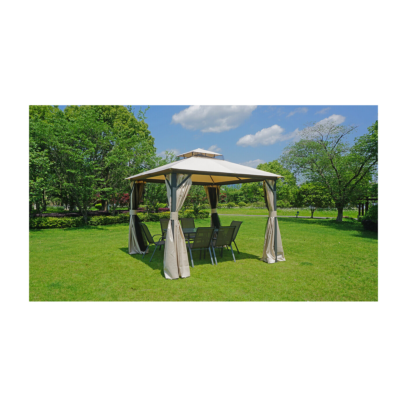 Beżowy pawilon ogrodowy z odsłoniętymi zasłonami w ogrodzie