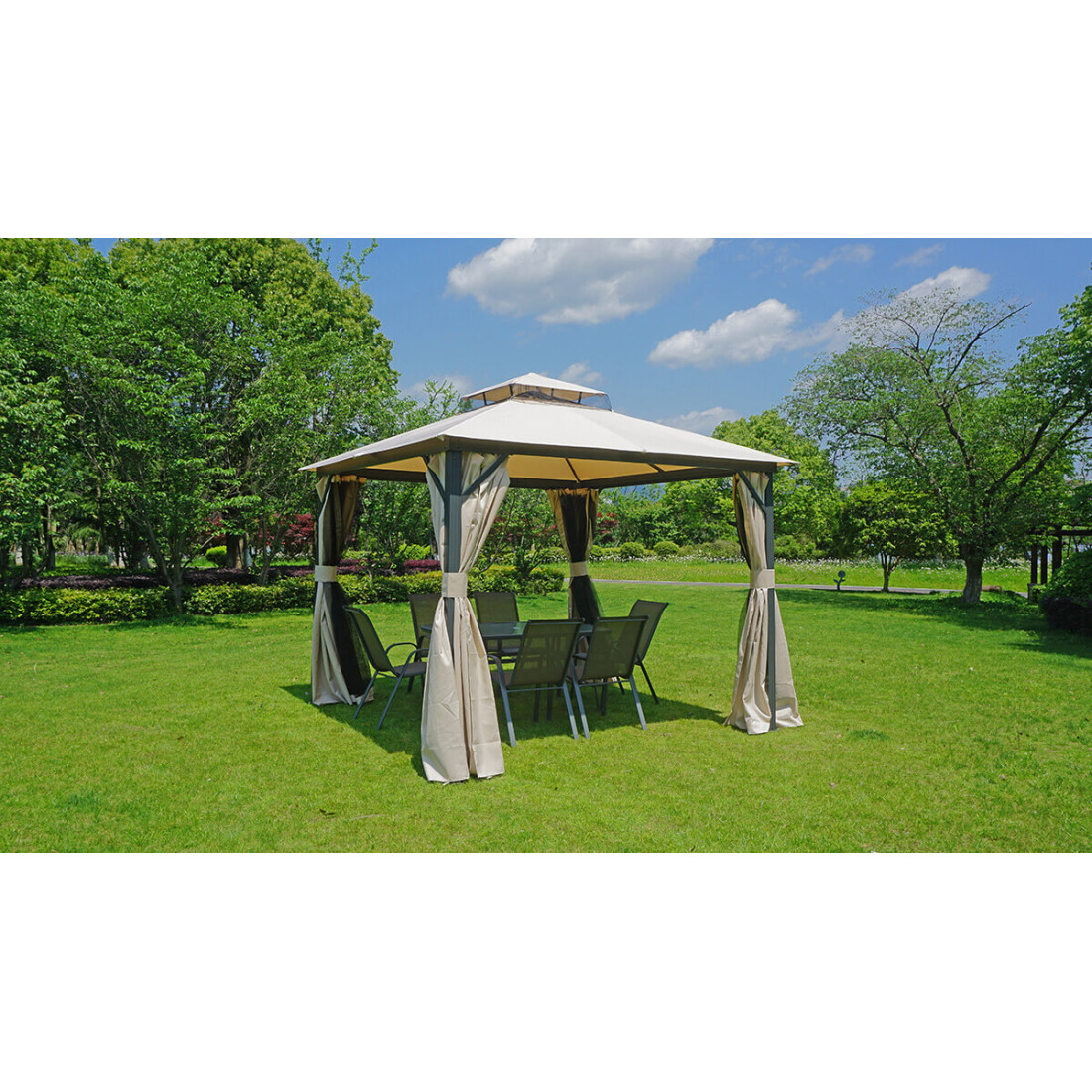 Beżowy pawilon ogrodowy z odsłoniętymi zasłonami w ogrodzie