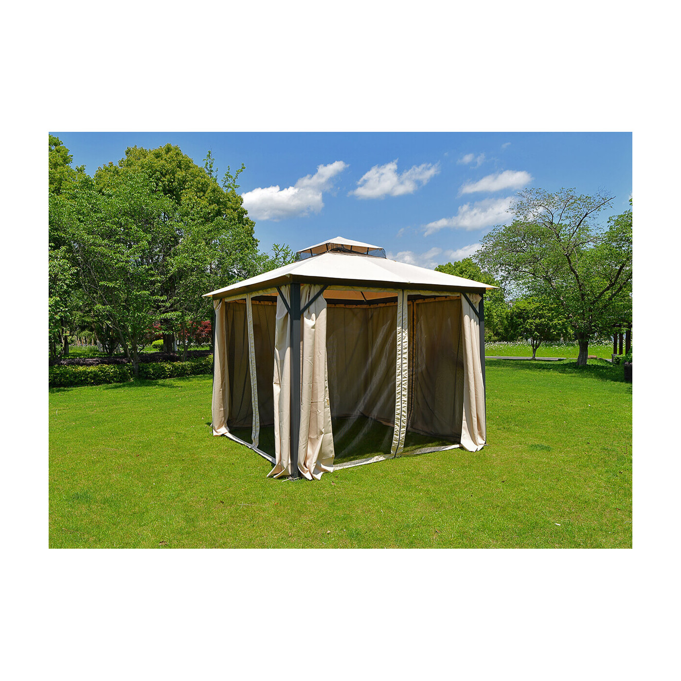 Aranżacja pawilonu ogrodowego z zamontowaną moskitierą