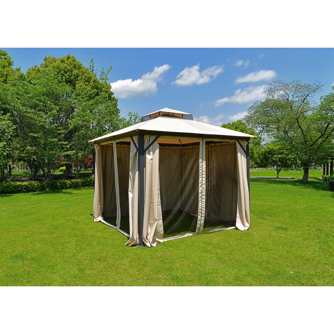 Aranżacja pawilonu ogrodowego z zamontowaną moskitierą