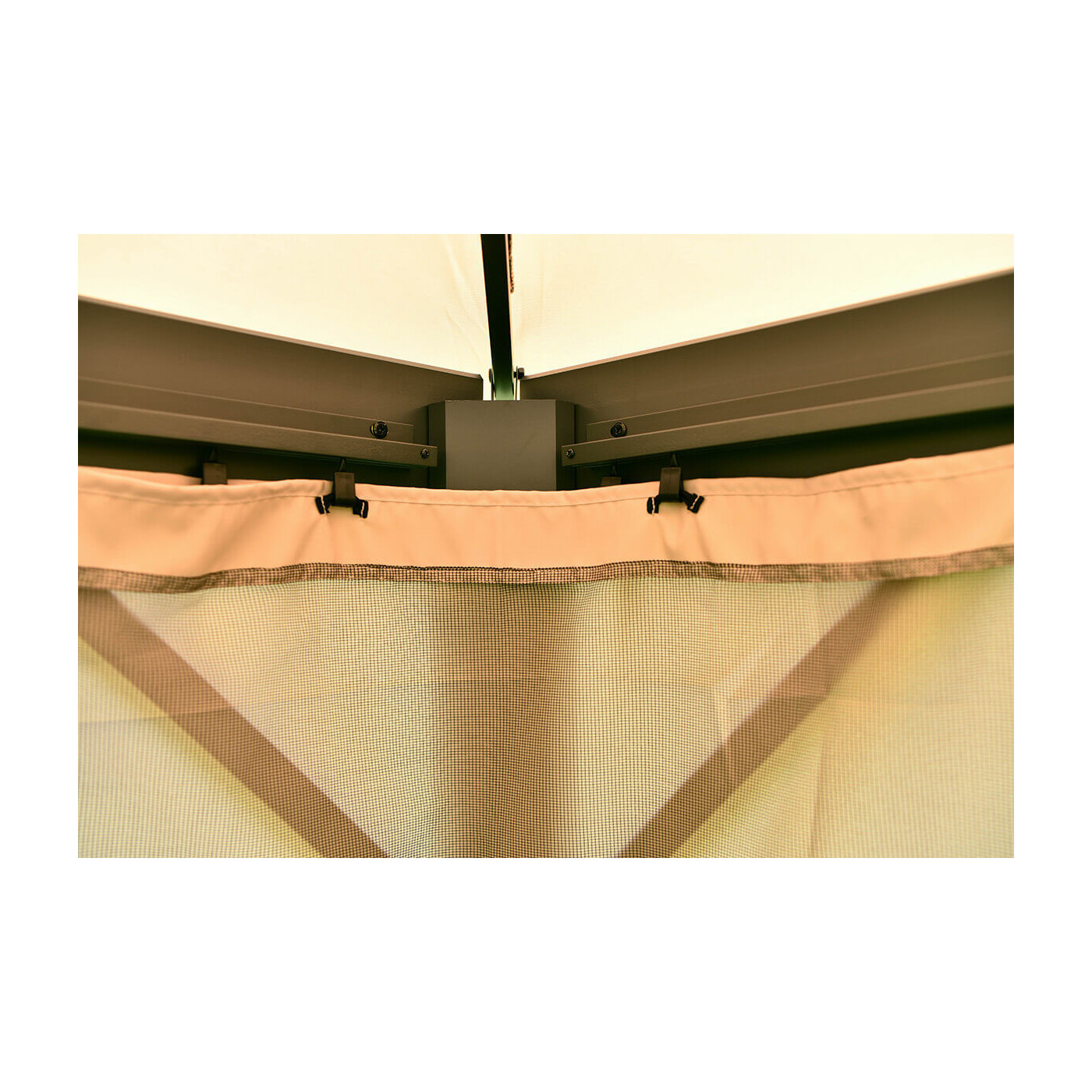 Widok na stelaż pawilonu i zamontowaną zasłonę