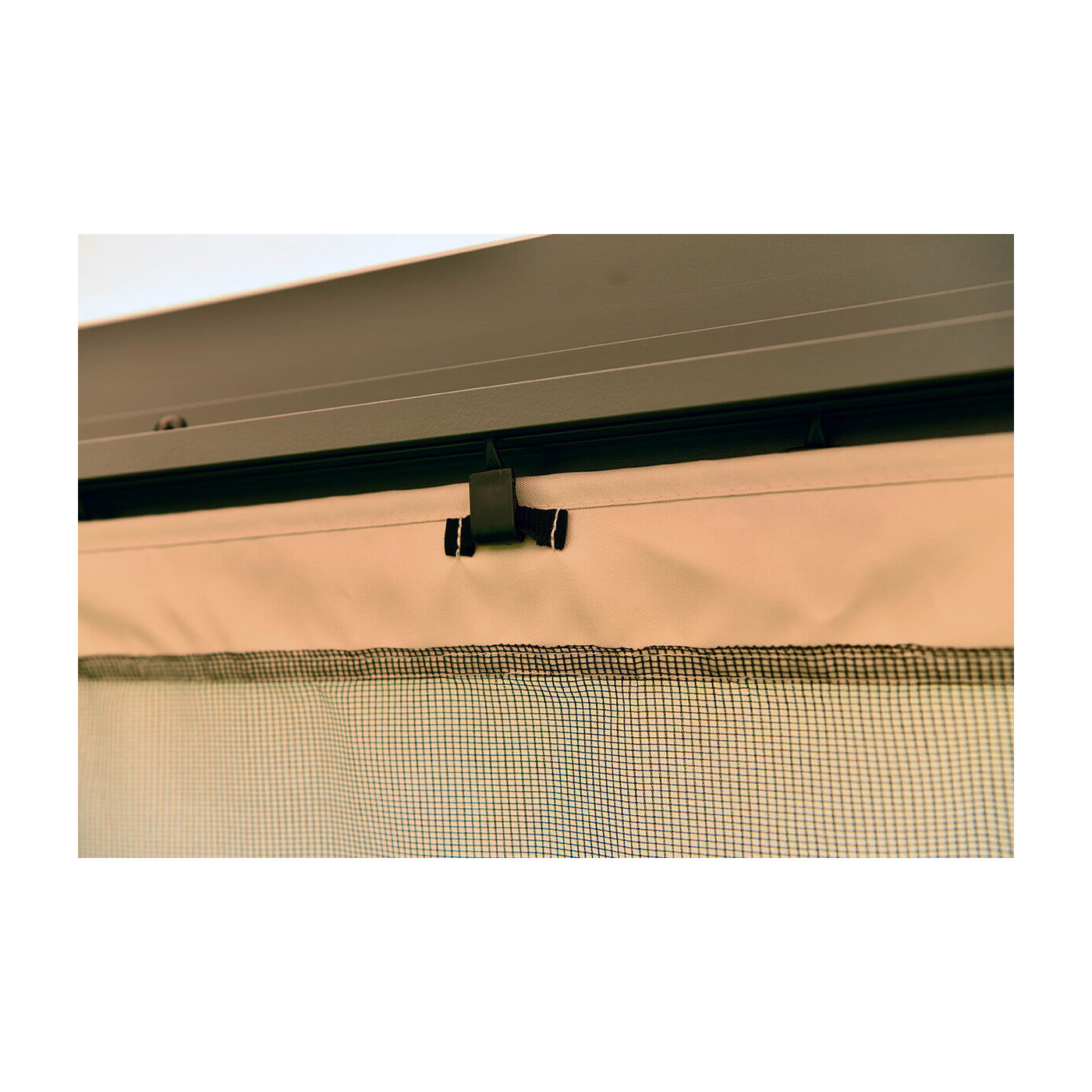 Widok na zasłonę regulowaną na rzepy