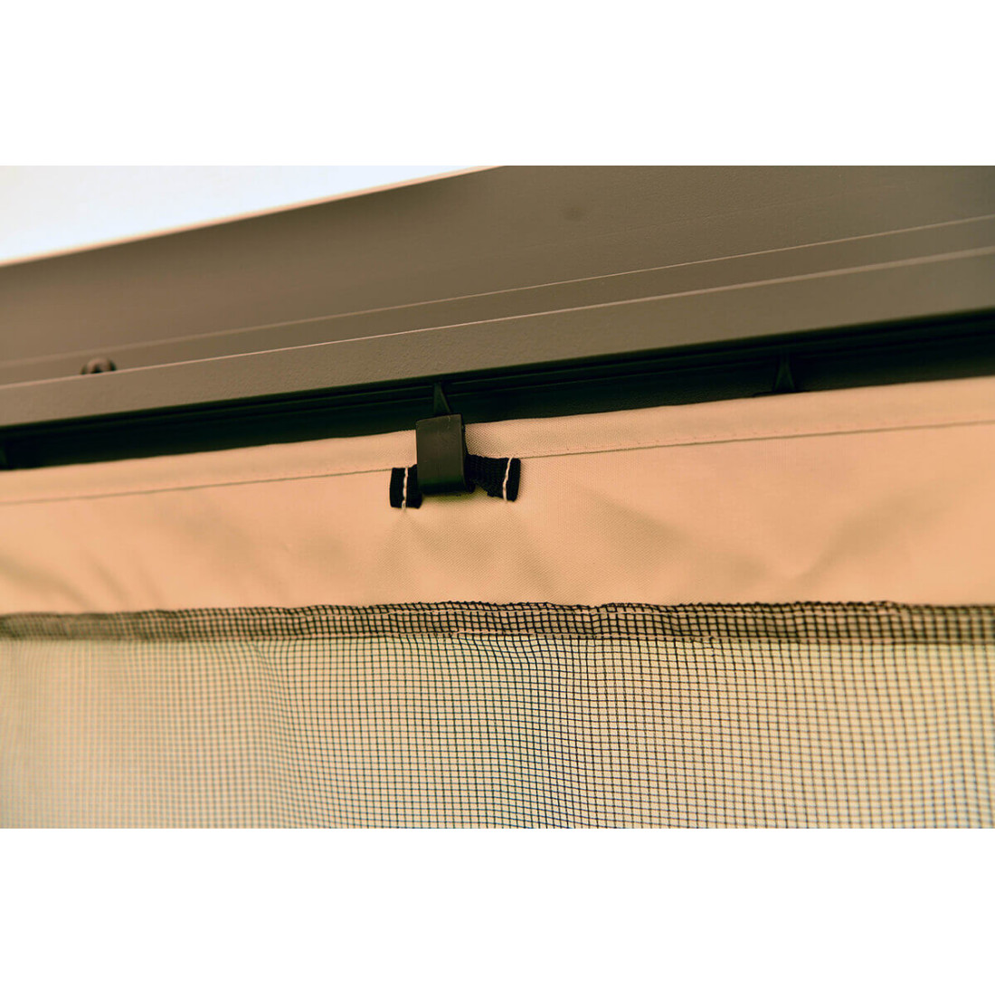 Widok na zasłonę regulowaną na rzepy