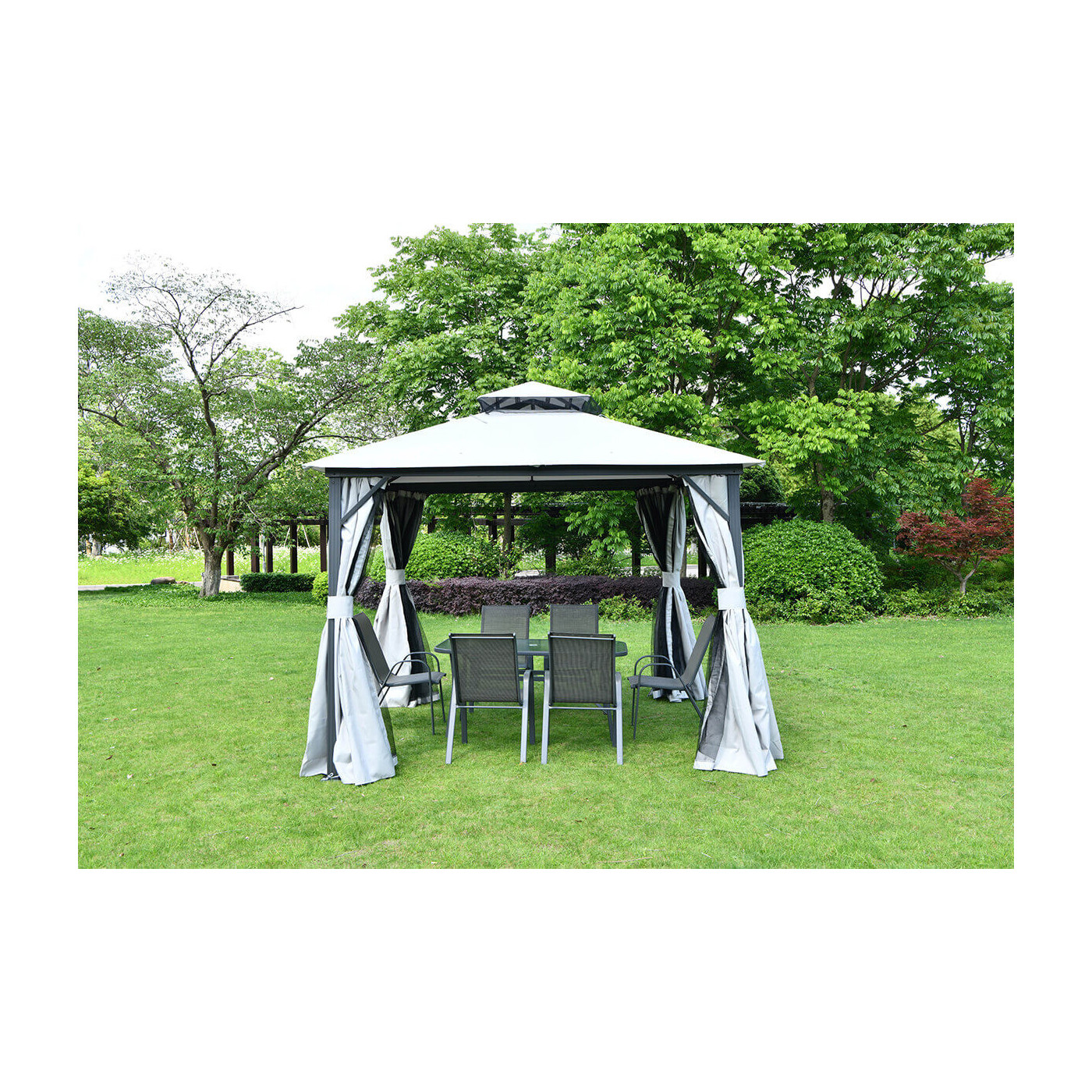Doskonałe zadaszenie, jasno szary namiot dla kompletu mebli wypoczynkowych w ogrodzie