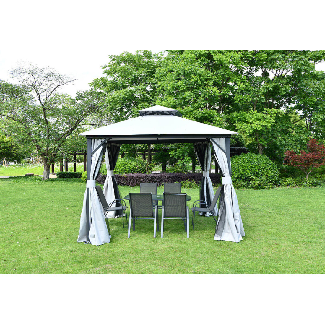 Doskonałe zadaszenie, jasno szary namiot dla kompletu mebli wypoczynkowych w ogrodzie