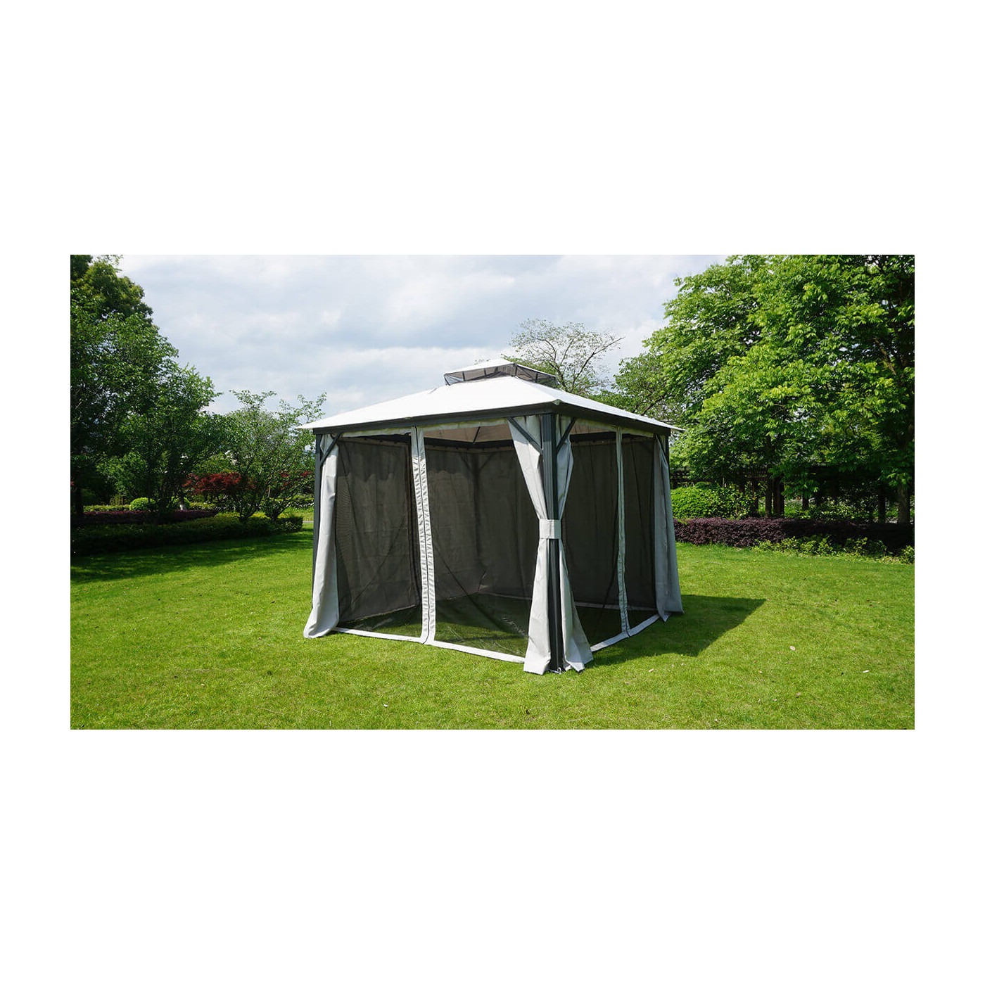 Aranżacja pawilonu ogrodowego z zamontowaną moskitierą