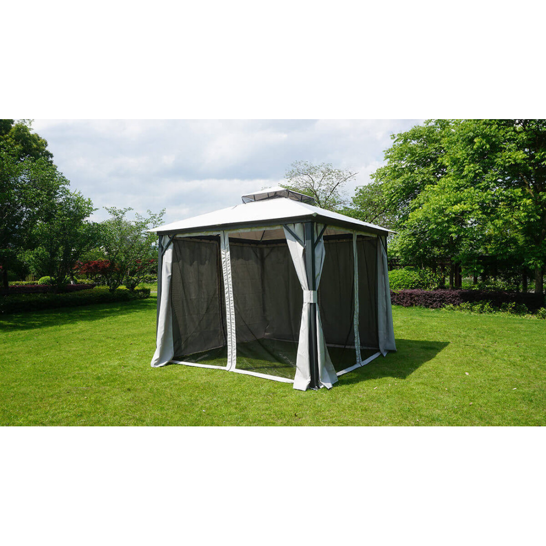 Aranżacja pawilonu ogrodowego z zamontowaną moskitierą