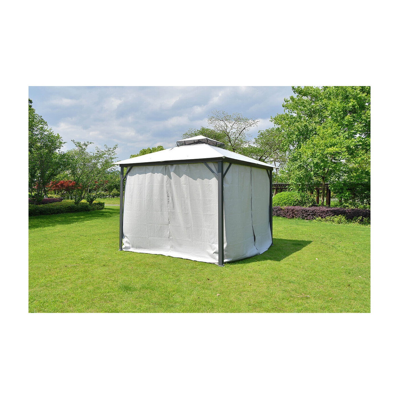 Namiot ogrodowy VANCOUVER z zamkniętymi zasłonami w ogrodzie