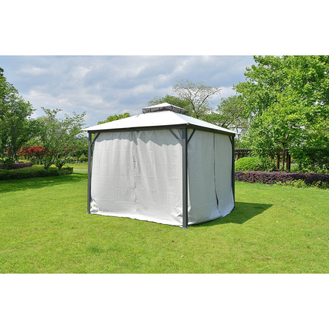 Namiot ogrodowy VANCOUVER z zamkniętymi zasłonami w ogrodzie