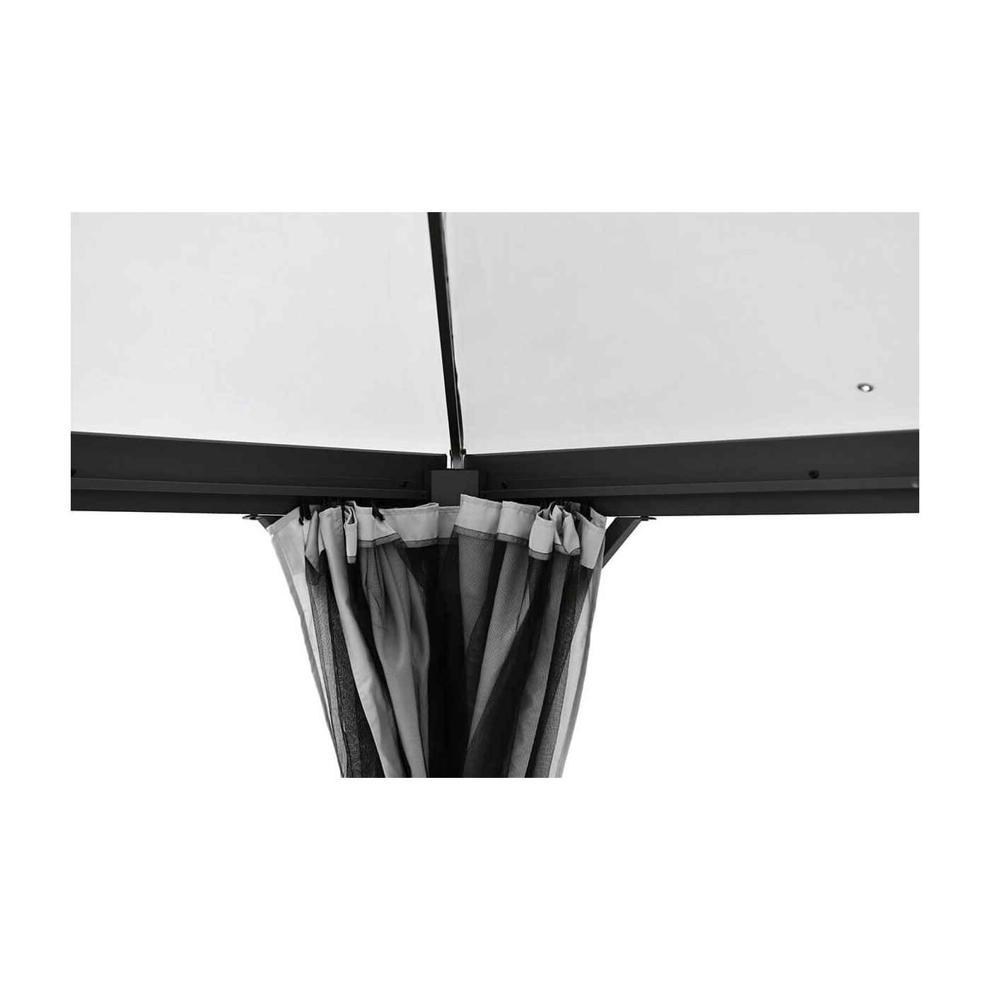 Zbliżenie na moskitierę namiotu ogrodowego