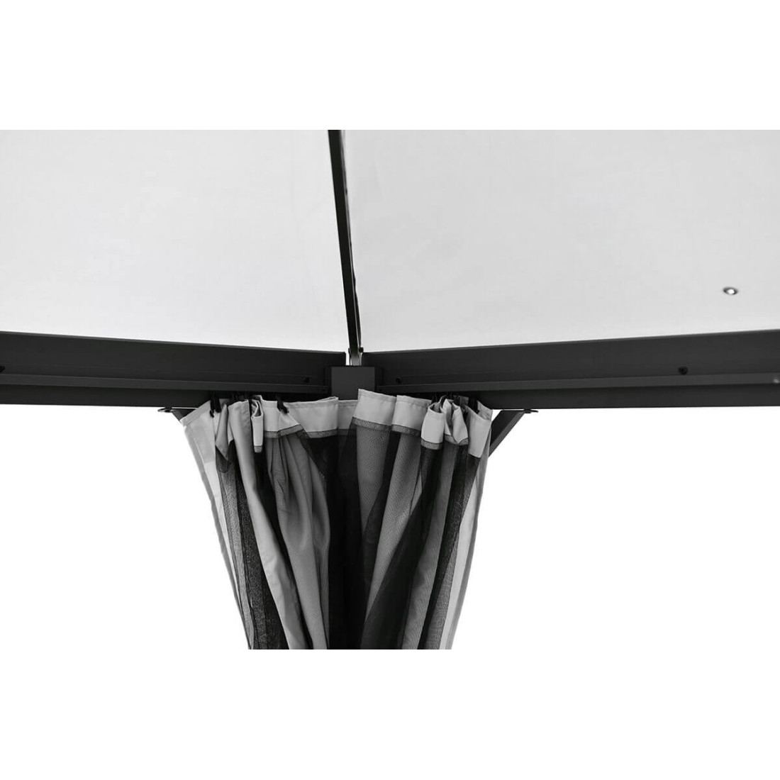 Zbliżenie na moskitierę namiotu ogrodowego