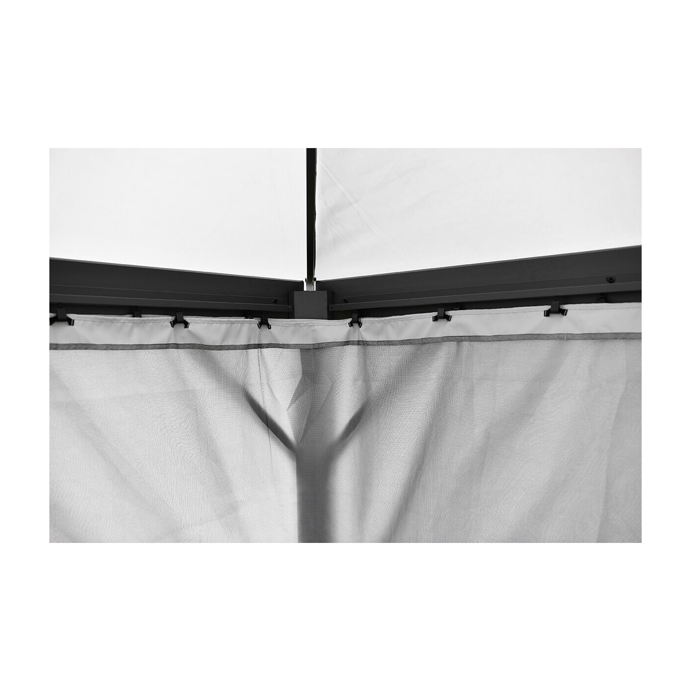 Widok na stelaż pawilonu i zamontowaną zasłonę