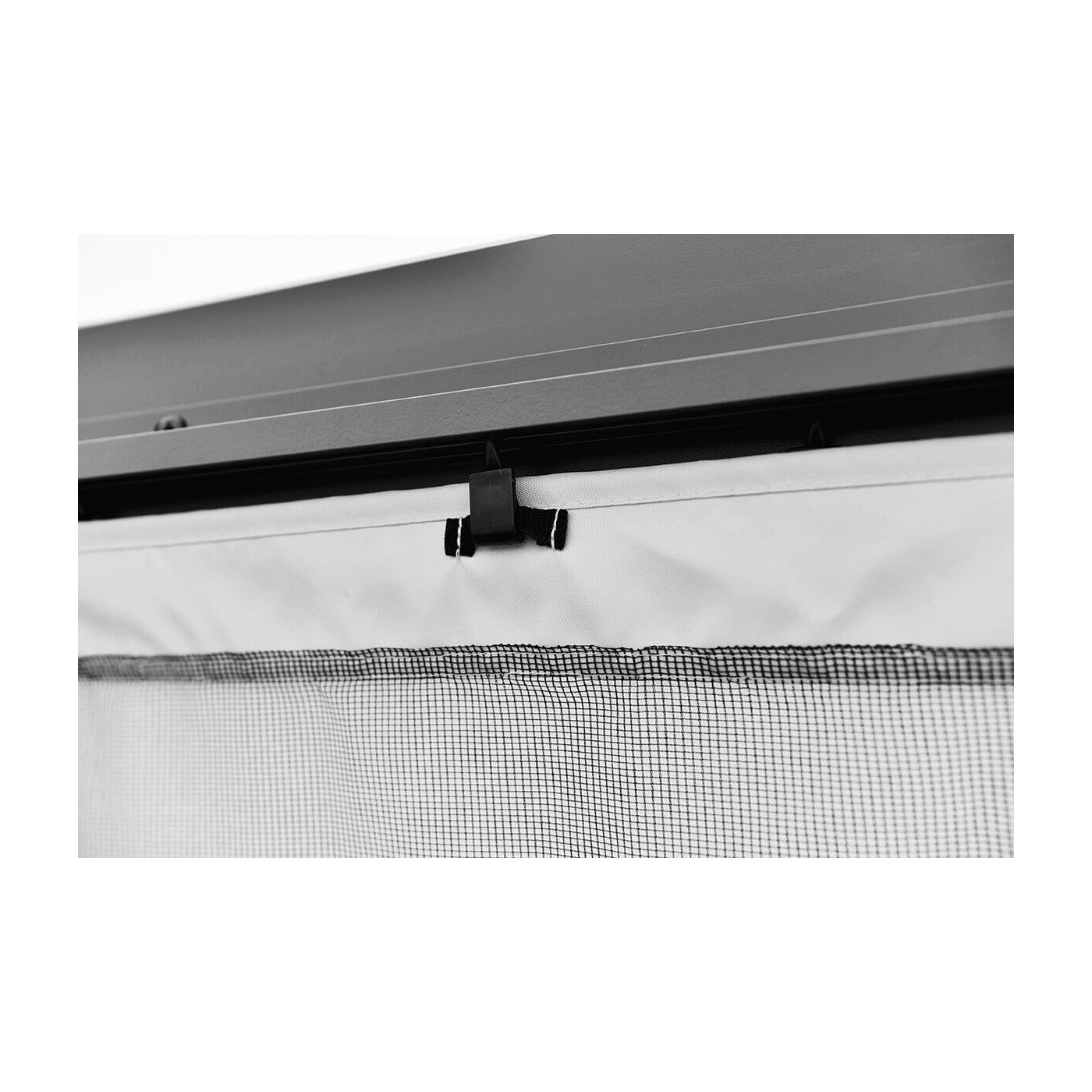 Widok na zasłonę regulowaną na rzepy