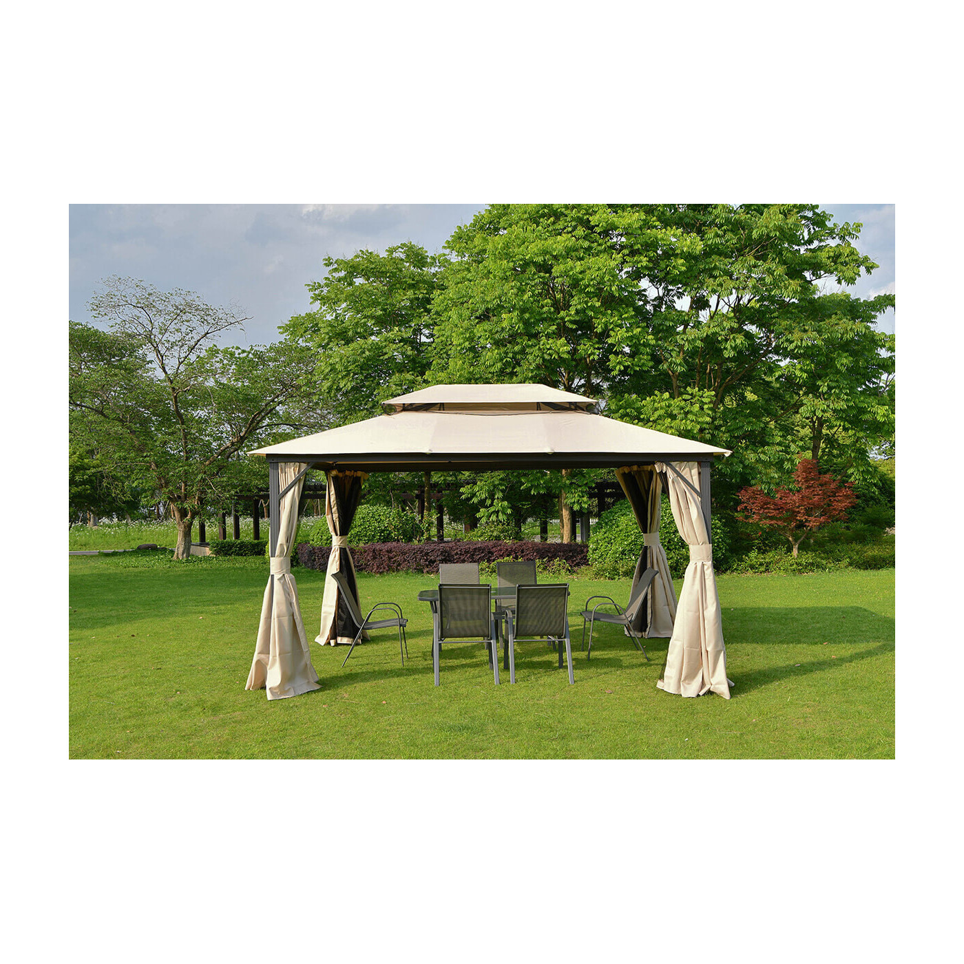 Doskonałe zadaszenie, beżowy namiot dla kompletu mebli wypoczynkowych w ogrodzie