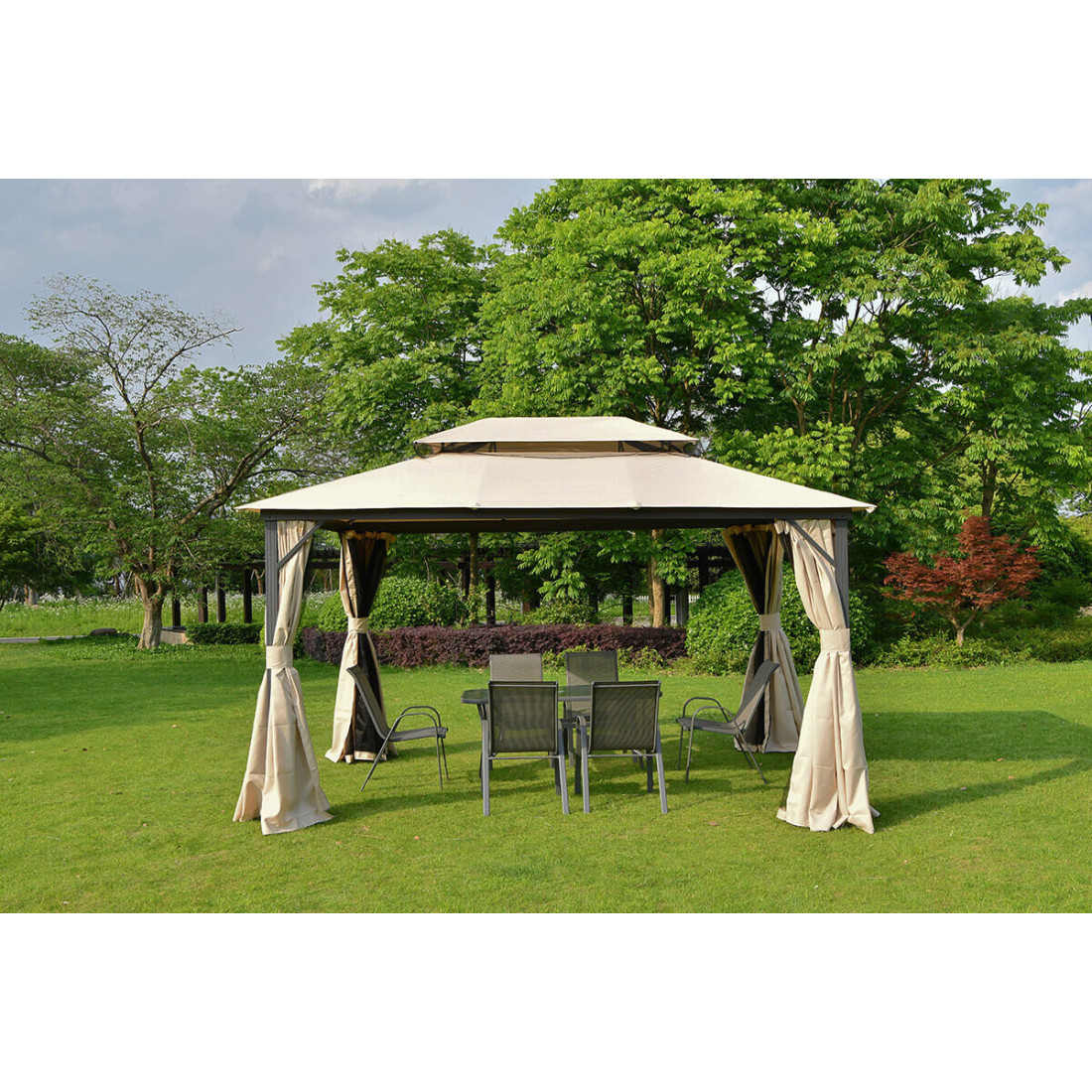 Doskonałe zadaszenie, beżowy namiot dla kompletu mebli wypoczynkowych w ogrodzie