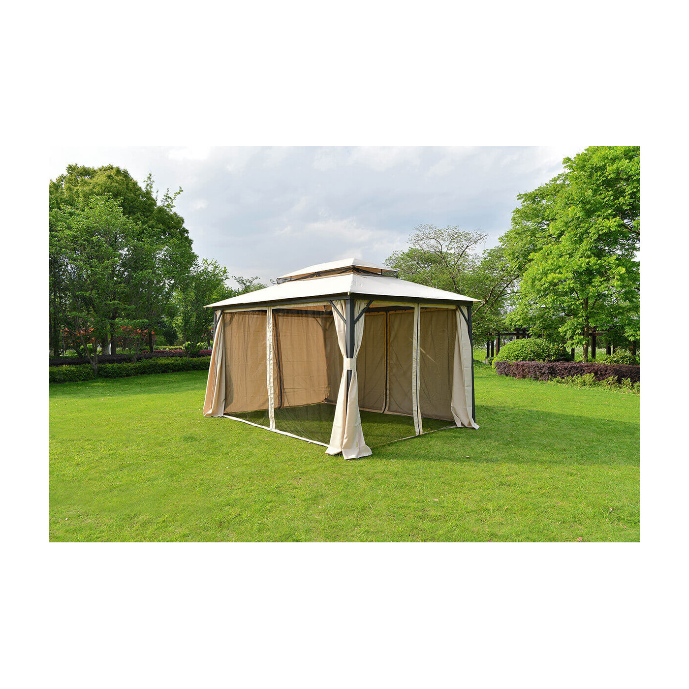 Aranżacja pawilonu ogrodowego z zamontowaną moskitierą