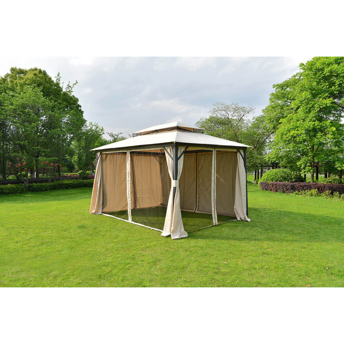 Aranżacja pawilonu ogrodowego z zamontowaną moskitierą