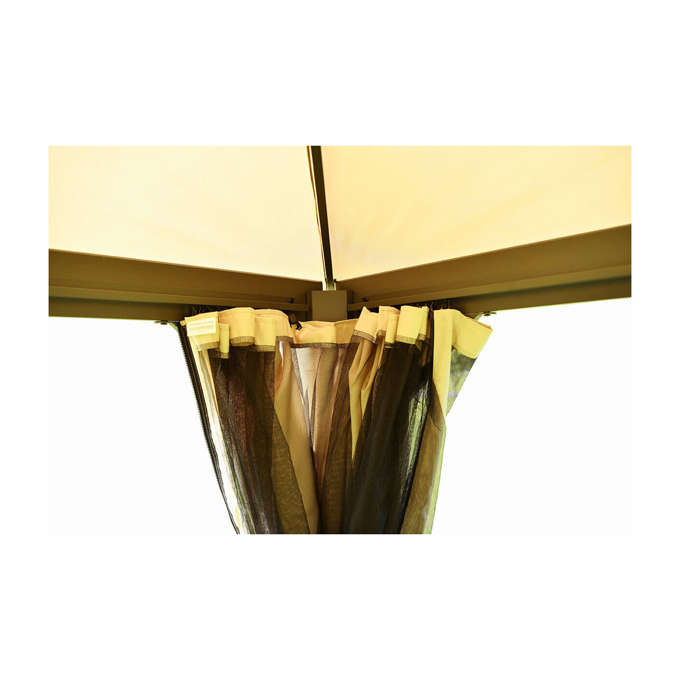 Zbliżenie na moskitierę namiotu ogrodowego