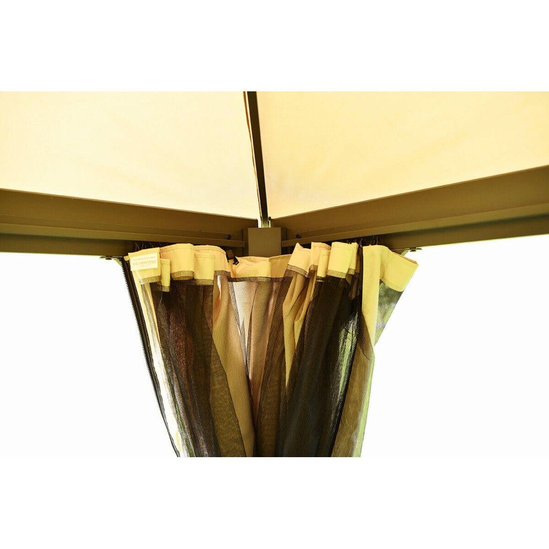 Zbliżenie na moskitierę namiotu ogrodowego