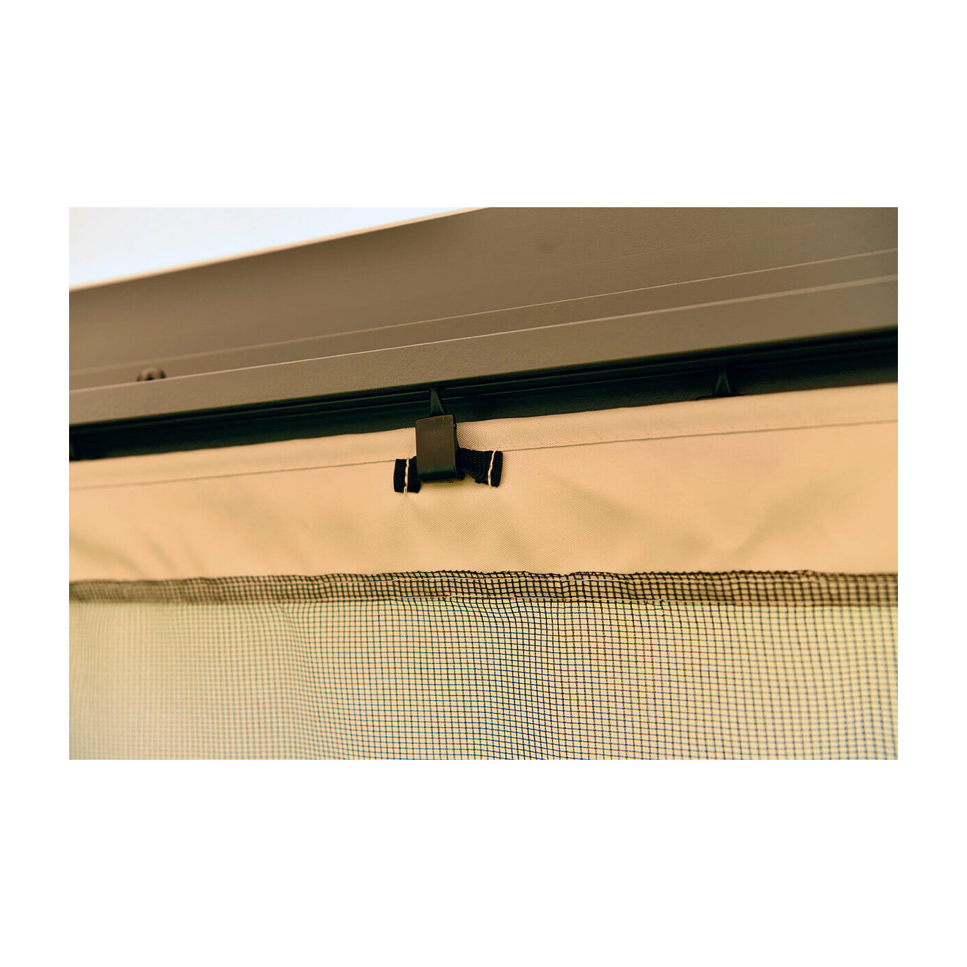 Widok na zasłonę regulowaną na rzepy