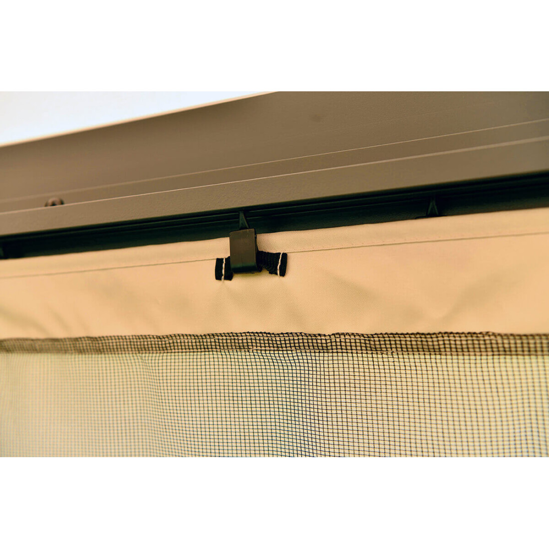 Widok na zasłonę regulowaną na rzepy