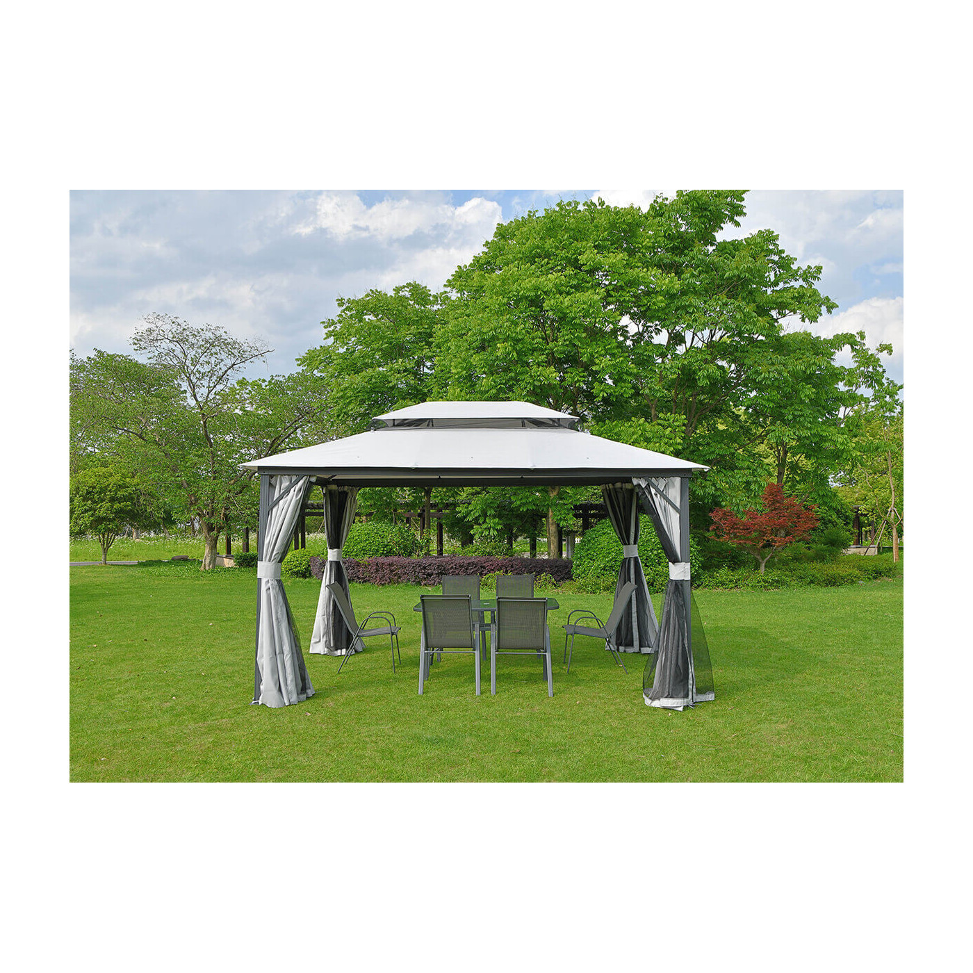 Doskonałe zadaszenie, jasno szary namiot dla kompletu mebli wypoczynkowych w ogrodzie