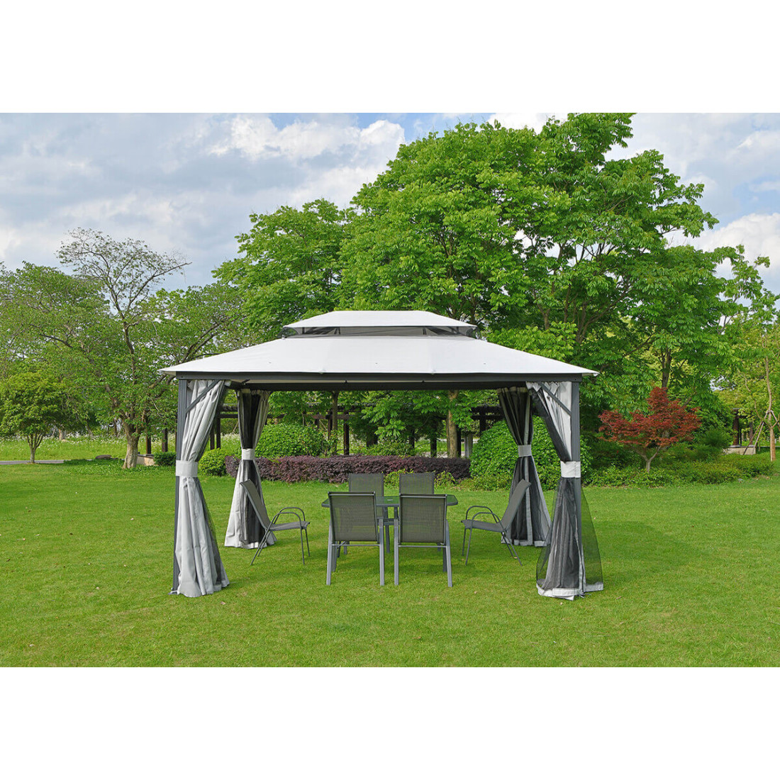 Doskonałe zadaszenie, jasno szary namiot dla kompletu mebli wypoczynkowych w ogrodzie