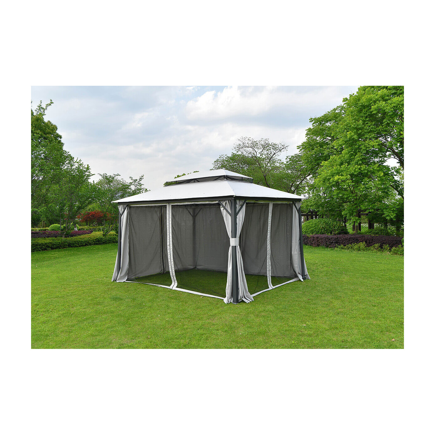 Aranżacja pawilonu ogrodowego z zamontowaną moskitierą