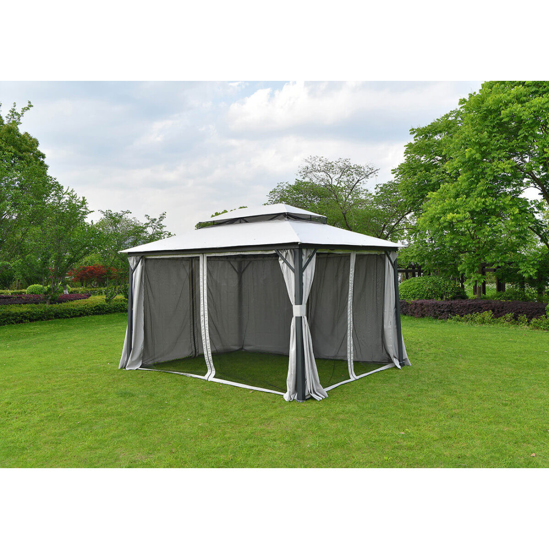 Aranżacja pawilonu ogrodowego z zamontowaną moskitierą